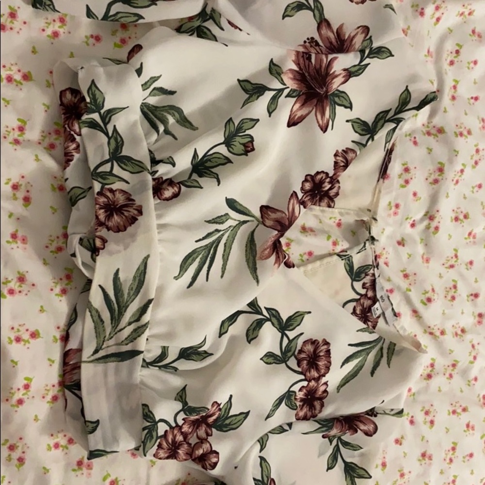 Elegant top with open skirt and wide half sleeves
